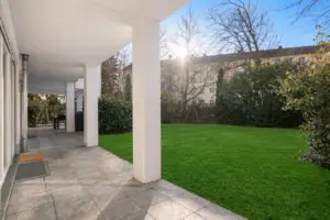 Blick in den Garten von Terrasse