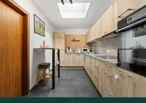 Küche mit Zugang zur Speisekammer
