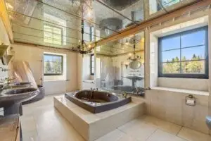 Badezimmer mit Wanne Erdgeschoss