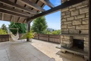 Balkon mit Bergblick und Steinofen