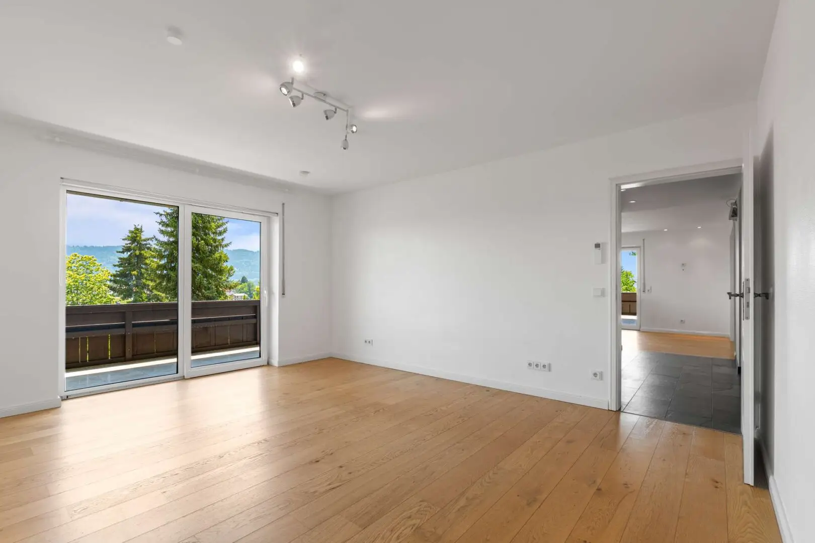 Schlafzimmer mit Klimaanlage und Balkon
