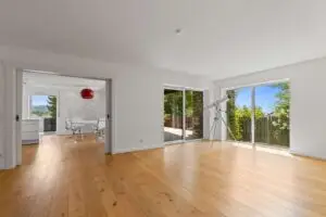 Wohnzimmer mit Balkonzugang